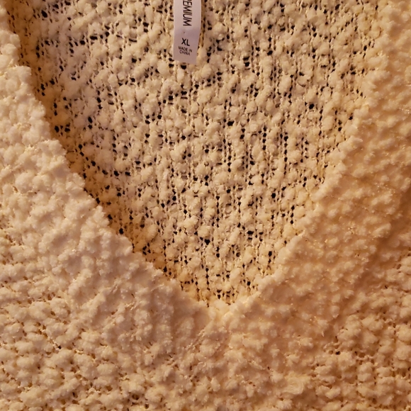 Beautiful long sleeved, v-neck sweater - Picture 2 of 3